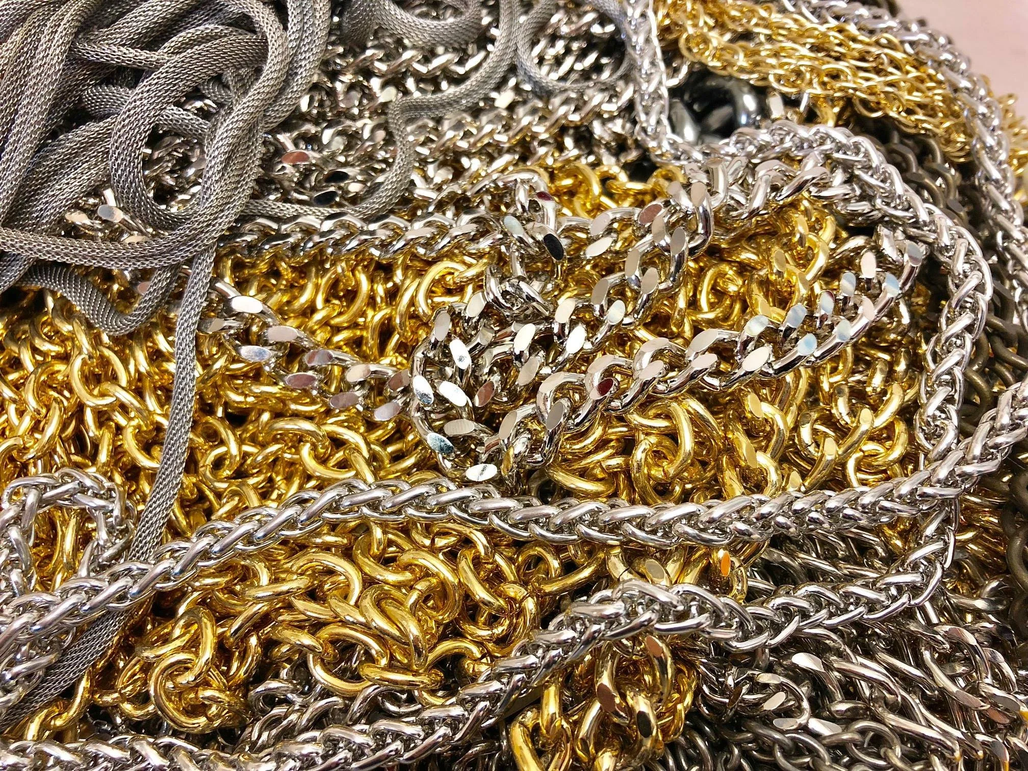 Assortimento di catene ornamentali in diverse finiture