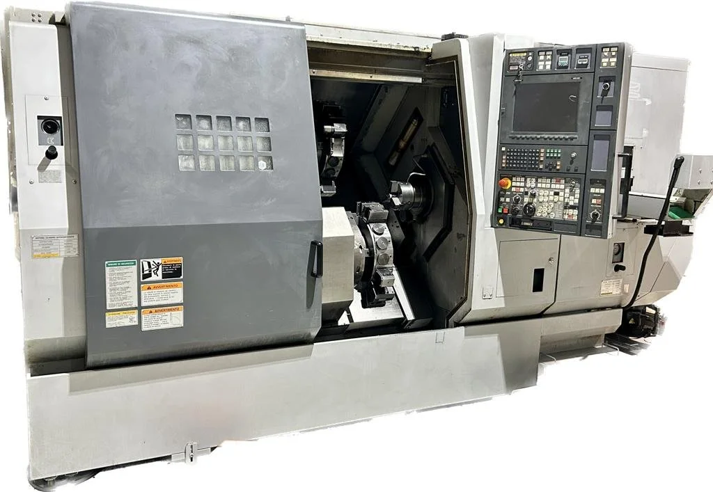 Tornio CNC industriale in metallo con pannelli di controllo complessi e apertura laterale