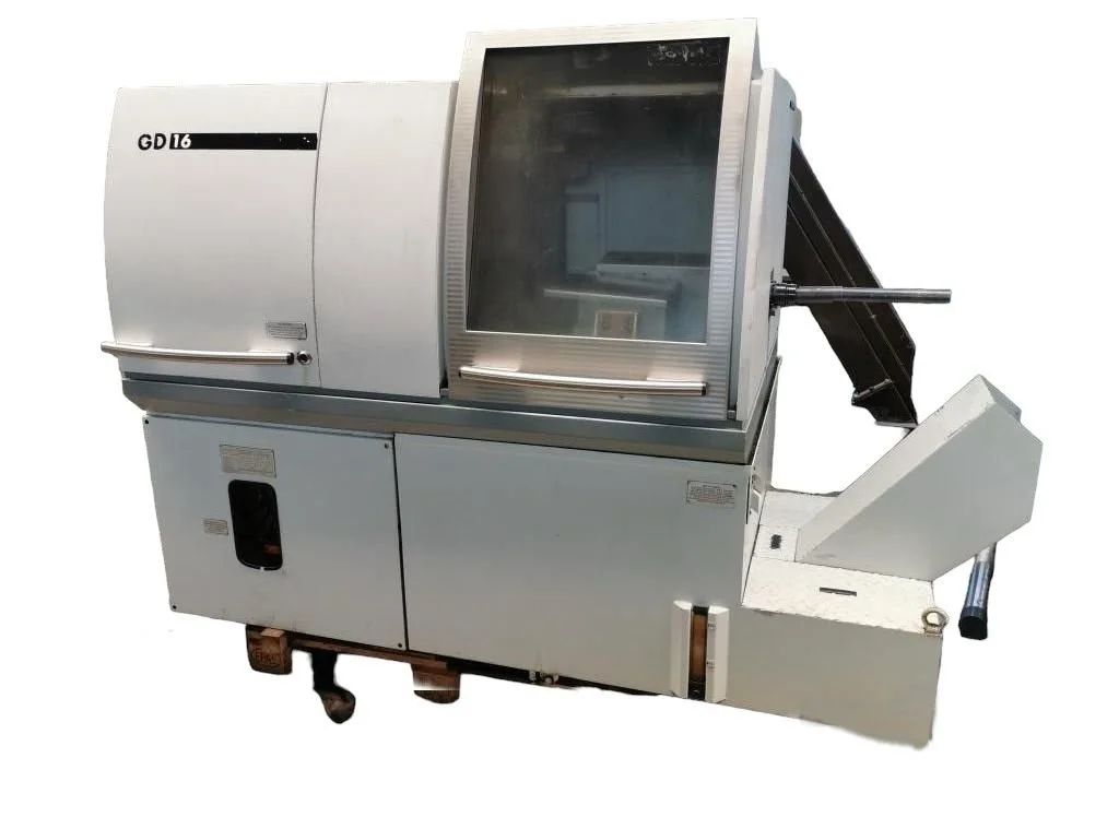 Macchina industriale con schermo e parti meccaniche, usata per processi di produzione o test.